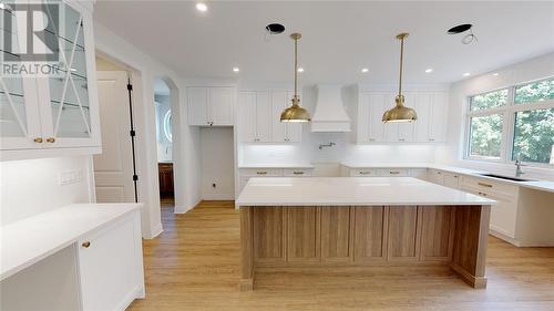 485 Julianna Court, Plympton-Wyoming, ON - Indoor Photo Showing Kitchen With Upgraded Kitchen