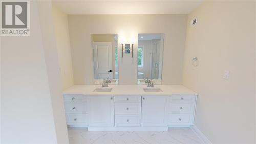 485 Julianna Court, Plympton-Wyoming, ON - Indoor Photo Showing Bathroom