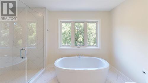 485 Julianna Court, Plympton-Wyoming, ON - Indoor Photo Showing Bathroom