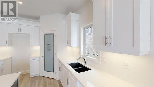 639 Ketter Way, Plympton-Wyoming, ON - Indoor Photo Showing Kitchen With Double Sink With Upgraded Kitchen