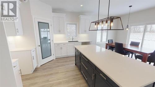 639 Ketter Way, Plympton-Wyoming, ON - Indoor Photo Showing Kitchen With Upgraded Kitchen