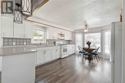 1940 London Line Unit# 129, Sarnia, ON - Indoor Photo Showing Kitchen With Upgraded Kitchen