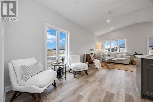 653 Ketter Way, Plympton-Wyoming, ON - Indoor Photo Showing Living Room