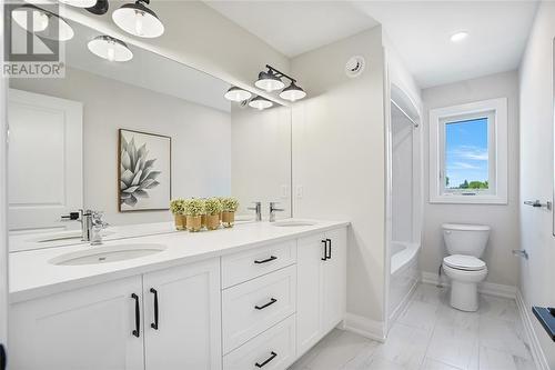 483 Huron Street, Plympton-Wyoming, ON - Indoor Photo Showing Bathroom