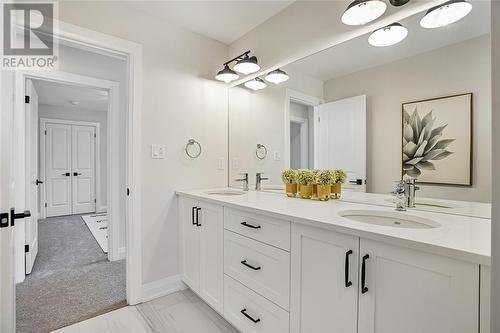 483 Huron Street, Plympton-Wyoming, ON - Indoor Photo Showing Bathroom