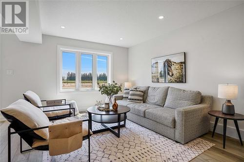 483 Huron Street, Plympton-Wyoming, ON - Indoor Photo Showing Living Room