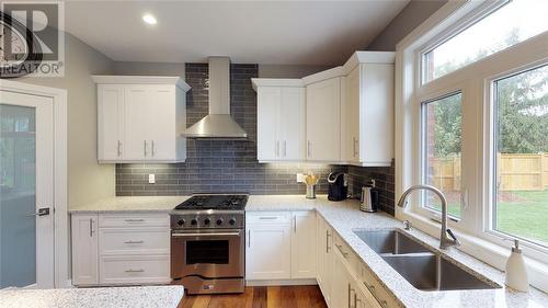 481 Huron Street, Plympton-Wyoming, ON - Indoor Photo Showing Kitchen With Upgraded Kitchen