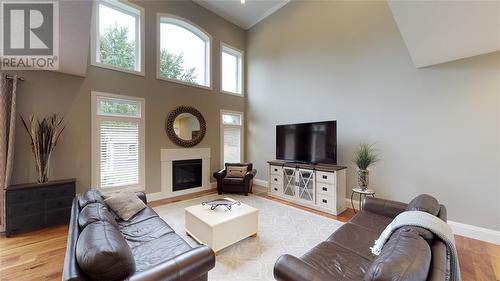 481 Huron Street, Plympton-Wyoming, ON - Indoor Photo Showing Living Room With Fireplace