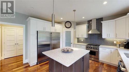 481 Huron Street, Plympton-Wyoming, ON - Indoor Photo Showing Kitchen With Upgraded Kitchen