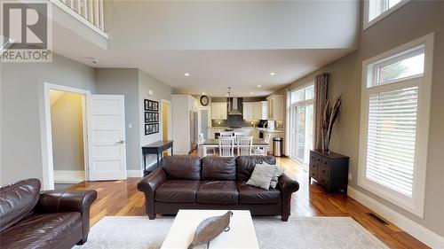 481 Huron Street, Plympton-Wyoming, ON - Indoor Photo Showing Living Room