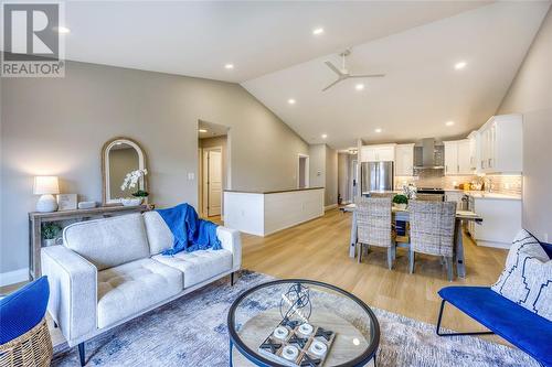 435 Queen Street Unit# 21, St Clair, ON - Indoor Photo Showing Living Room