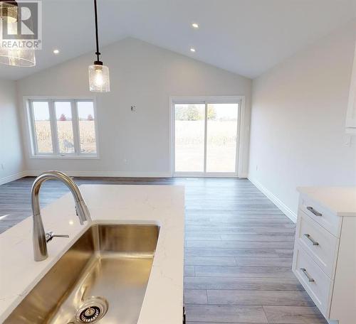 666 Ketter Way, Plympton-Wyoming, ON - Indoor Photo Showing Kitchen