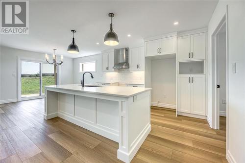 3595 Paul Crescent, Plympton-Wyoming, ON - Indoor Photo Showing Kitchen With Upgraded Kitchen