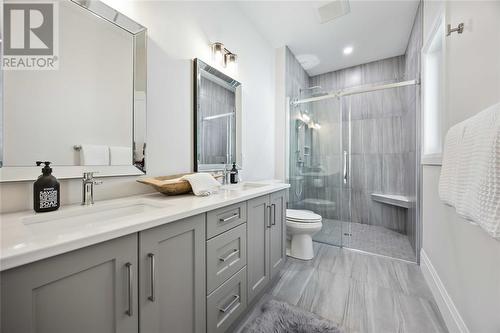 237 Nicholas Street, Sarnia, ON - Indoor Photo Showing Bathroom