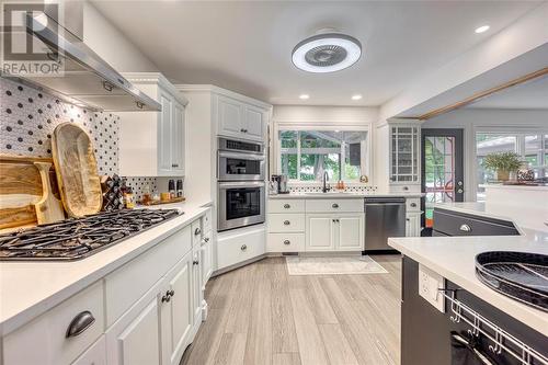 7392 Ivy Lane, Plympton-Wyoming, ON - Indoor Photo Showing Kitchen With Upgraded Kitchen