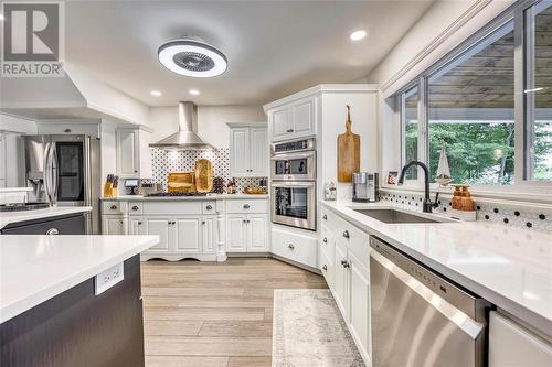 7392 Ivy Lane, Plympton-Wyoming, ON - Indoor Photo Showing Kitchen With Upgraded Kitchen