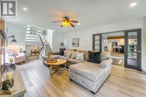 7392 Ivy Lane, Plympton-Wyoming, ON - Indoor Photo Showing Living Room