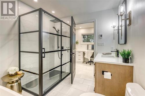 7392 Ivy Lane, Plympton-Wyoming, ON - Indoor Photo Showing Bathroom