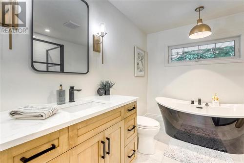 7392 Ivy Lane, Plympton-Wyoming, ON - Indoor Photo Showing Bathroom