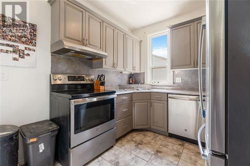 613 Broadway Street, Plympton-Wyoming, ON - Indoor Photo Showing Kitchen