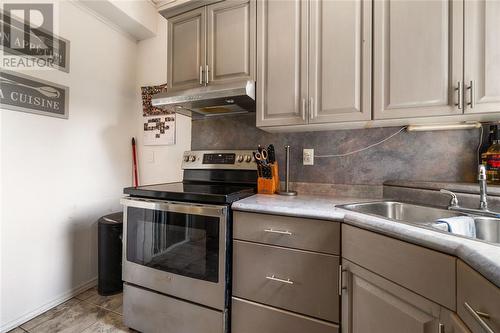 613 Broadway Street, Plympton-Wyoming, ON - Indoor Photo Showing Kitchen With Double Sink