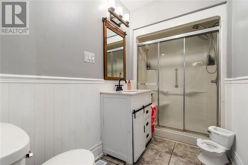 613 Broadway Street, Plympton-Wyoming, ON - Indoor Photo Showing Bathroom