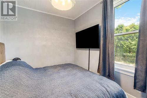 613 Broadway Street, Plympton-Wyoming, ON - Indoor Photo Showing Bedroom