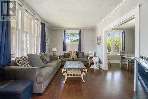 613 Broadway Street, Plympton-Wyoming, ON - Indoor Photo Showing Living Room