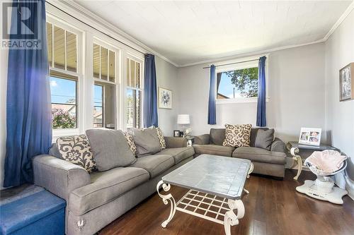 613 Broadway Street, Plympton-Wyoming, ON - Indoor Photo Showing Living Room