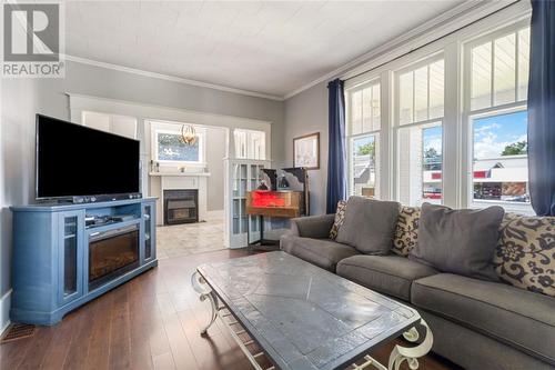 613 Broadway Street, Plympton-Wyoming, ON - Indoor Photo Showing Living Room With Fireplace