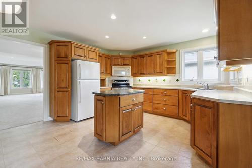 123 Macnab Street, Lambton Shores (Forest), ON - Indoor Photo Showing Kitchen