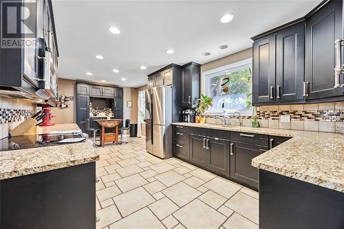 545 Highbury Park, Sarnia, ON - Indoor Photo Showing Kitchen