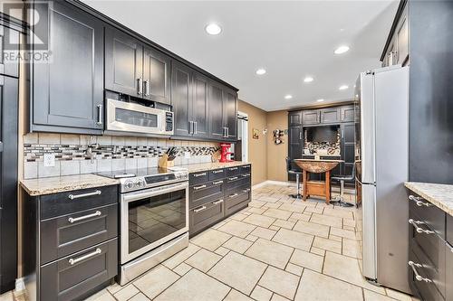 545 Highbury Park, Sarnia, ON - Indoor Photo Showing Kitchen With Upgraded Kitchen