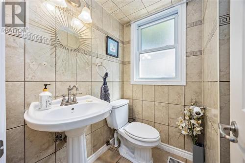 545 Highbury Park, Sarnia, ON - Indoor Photo Showing Bathroom