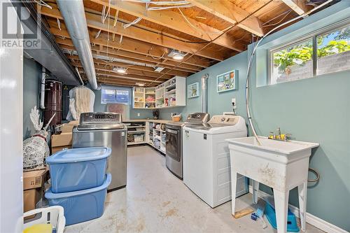 545 Highbury Park, Sarnia, ON - Indoor Photo Showing Laundry Room