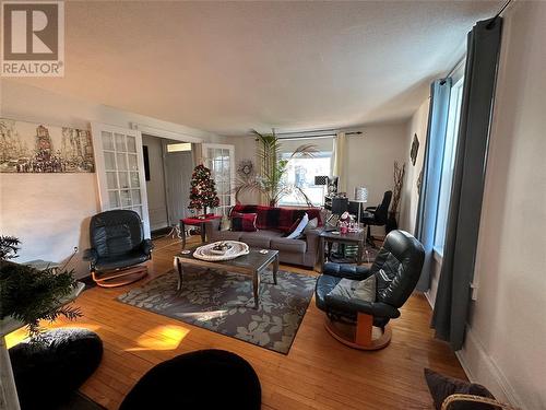 273 Vidal Street North, Sarnia, ON - Indoor Photo Showing Living Room