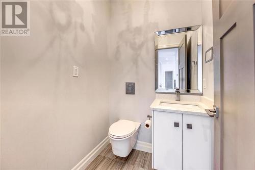 7122 Muskoka Trail, Plympton-Wyoming, ON - Indoor Photo Showing Bathroom