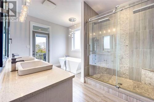 7122 Muskoka Trail, Plympton-Wyoming, ON - Indoor Photo Showing Bathroom