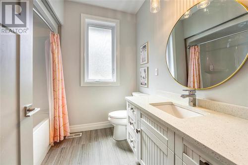 7122 Muskoka Trail, Plympton-Wyoming, ON - Indoor Photo Showing Bathroom