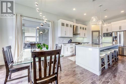 7122 Muskoka Trail, Plympton-Wyoming, ON - Indoor Photo Showing Kitchen With Upgraded Kitchen