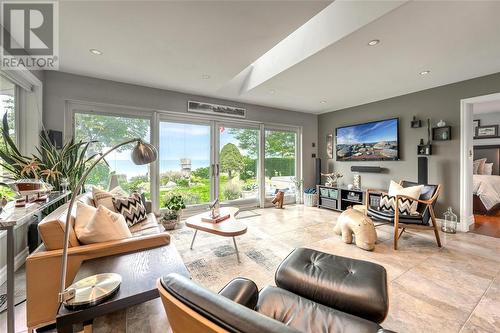 3094 Lakeview Avenue, Plympton-Wyoming, ON - Indoor Photo Showing Living Room