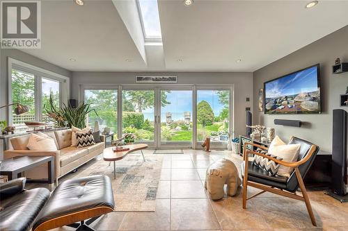 3094 Lakeview Avenue, Plympton-Wyoming, ON - Indoor Photo Showing Living Room