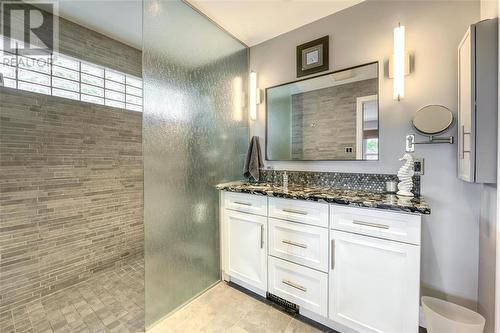 3094 Lakeview Avenue, Plympton-Wyoming, ON - Indoor Photo Showing Bathroom