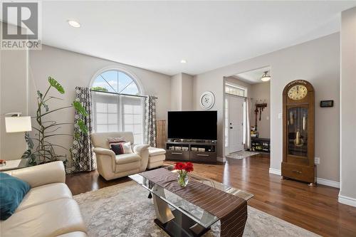 8 Red Leaf Lane, Ridgetown, ON - Indoor Photo Showing Living Room