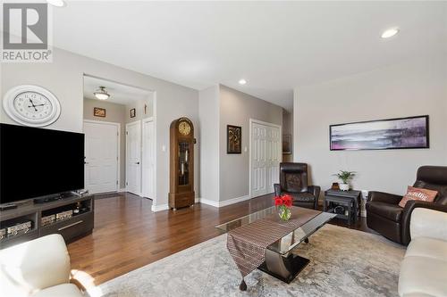 8 Red Leaf Lane, Ridgetown, ON - Indoor Photo Showing Living Room