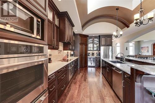 4005 Cullen Drive, Plympton-Wyoming, ON - Indoor Photo Showing Kitchen With Upgraded Kitchen