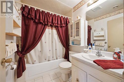 103 Walnut Avenue North, Sarnia, ON - Indoor Photo Showing Bathroom