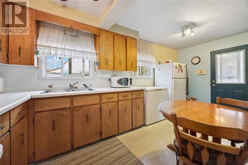 103 Walnut Avenue North, Sarnia, ON - Indoor Photo Showing Kitchen With Double Sink