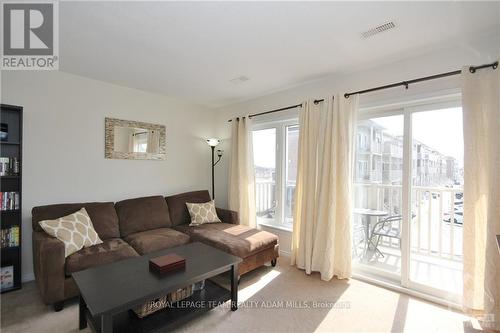 266 Espin Heights, Ottawa, ON - Indoor Photo Showing Living Room