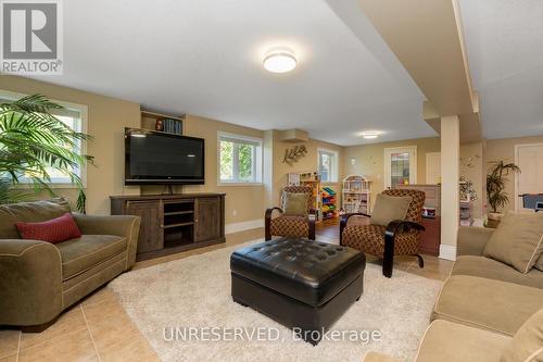 44 Leenders Lane, Erin, ON - Indoor Photo Showing Living Room